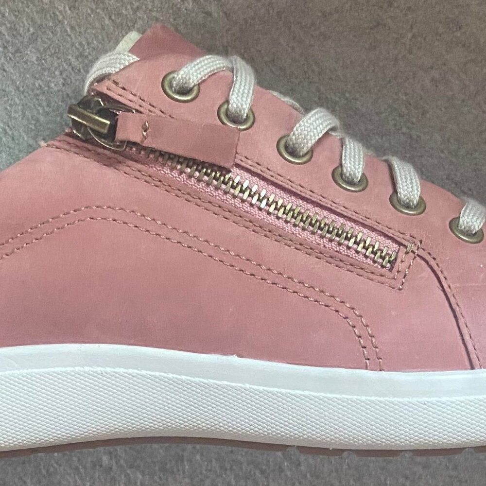 New in Box Clarks Dusty Rose Leather sneakers - size 8M